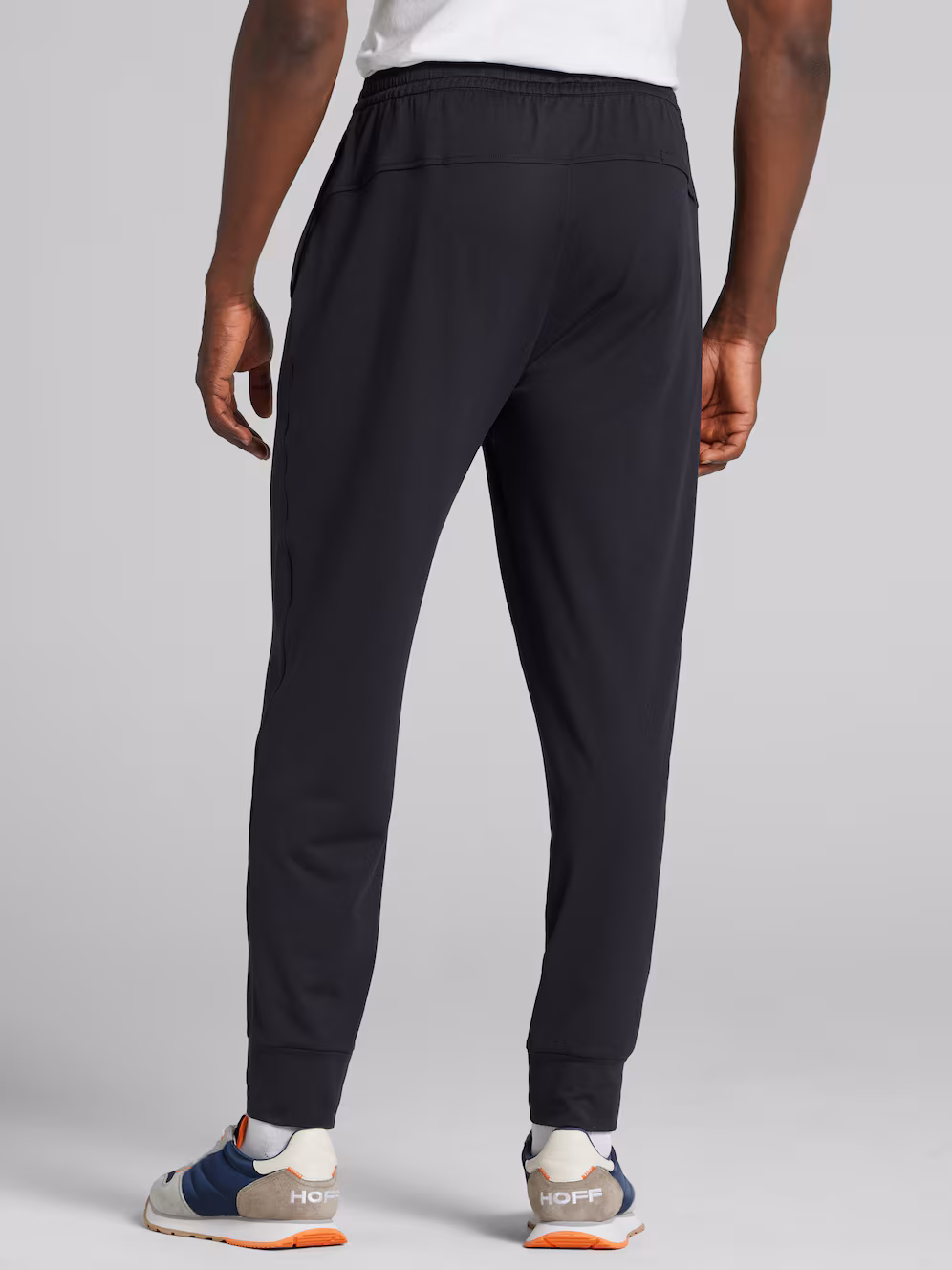 21JF_06_AWEARNESS_KENNETH_COLE_JOGGERS_BLACK_ALT1