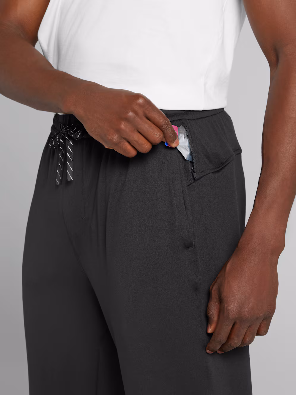 21JF_06_AWEARNESS_KENNETH_COLE_JOGGERS_BLACK_ALT3